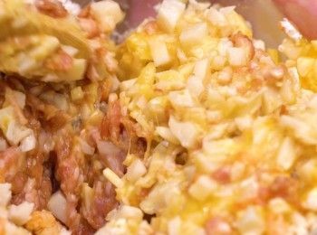 step5: 再加入蓮藕碎、馬蹄碎、蝦米碎、雞蛋和生粉拌勻
Mix well with chopped lotus root, water chestnuts, dried shrimp, beaten egg, and corn starch.