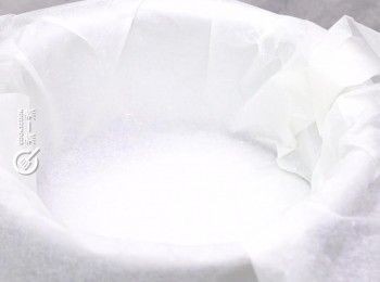 step8: 在6吋的焗模內舖上牛油紙備用
Line a 6-inch baking tin with parchment paper.