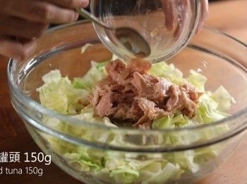 step3: 接著加入薑末、鰹魚醬油、鮪魚罐頭並攪拌均勻。