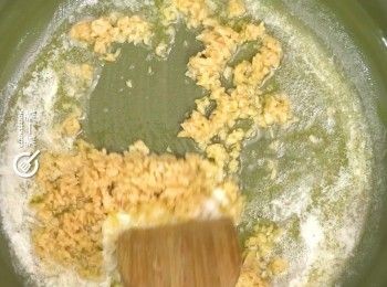 step4: 細火煮溶牛油，下蒜蓉煮至金黃
Melt butter over low heat. Add in minced garlice and cook until golden brown.