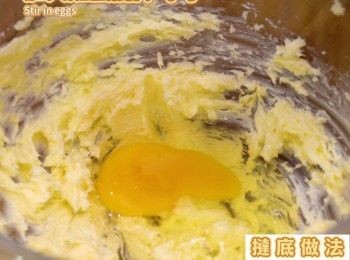 step3: 加入雞蛋攪拌均勻
Stir in eggs.