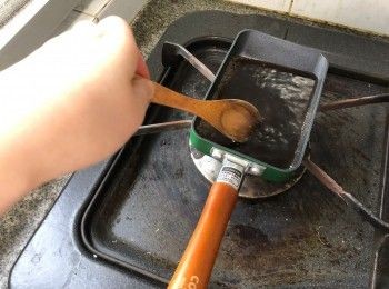 step6: 黑糖和水混合，用小火慢慢煮沸，並不停攪拌。水份蒸發至糖漿成為合適的濃稠度便可熄火。