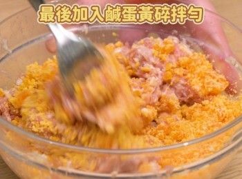 step6: 加入鹹蛋黃碎拌匀
Add mashed salted egg yolks and mix well.