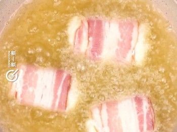 step6: 燒熱油，慢火把煙肉卷半煎炸至金黃色
Dry fry bacon roll over low heat until golden brown.
