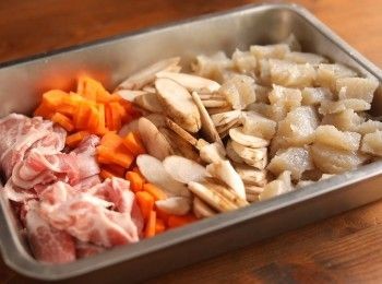 step1: 首先將所有<span class="group_1">食材</span>切成適合的大小。