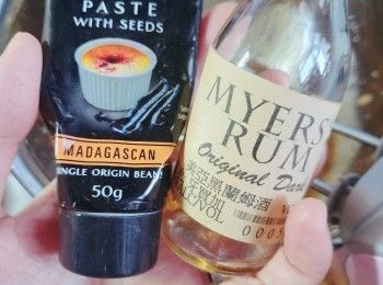 step2: 加入rum酒和香草籽醬。