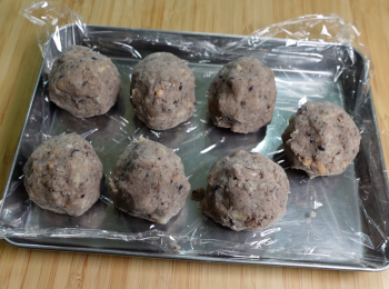 step2: 將鹹味眉豆餡平均分8份，滾圓