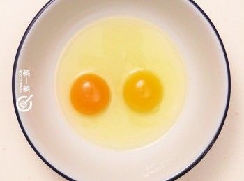 step1: 雞蛋打入大碗內
Crack the eggs into a bowl.