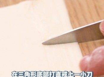 step2: 在三角形底部打直切上一小刀
Cut a small horizontal cut at the bottom of a triangle.