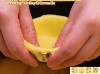 step7: 小麵團放入撻模，用手沿模按壓直到貼合
Place doughs into tart moulds. Press doughs to fit the moulds.