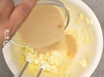 step4: 分兩次加入羅漢果糖，打至軟滑
Gradually add in monk fruit sweetener and beat until soft and smooth.