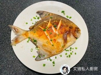 step5: 鯧魚煎到香脆後盛起，灑上蔥粒和胡椒鹽即成。