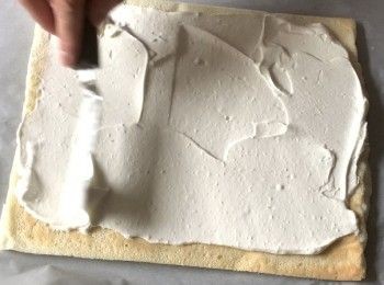 step5: 烤好的蛋糕涂抹奶油