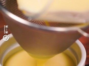 step8: 過篩倒入布丁杯
Sieve the mixture into the pudding cups.