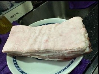 step1: 五花腩拔毛、刮皮、洗乾淨
然後用抹手紙盡量抹乾
（如果雪藏豬需要先完全解凍）