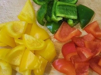 step1: 將已洗淨抹乾水的三色紅椒 （切角）