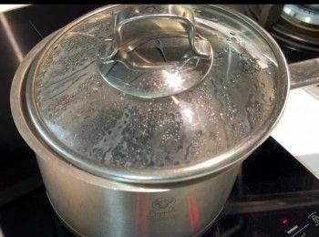 step6: 蓋上煲蓋（留罅隙）用中火煮20分鐘，期間要間中攪拌一下，以防黐底。