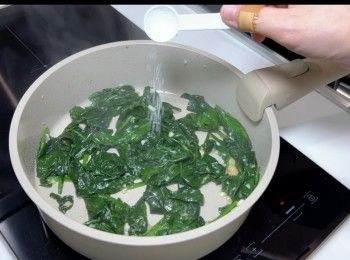 step9: 鑊內加入2茶匙油，開大火爆香蒜蓉，加入菠菜葉快炒至熟，最後落1/4茶匙的鹽炒勻即可。