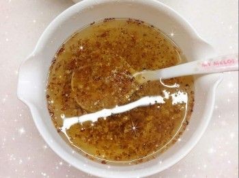 step2: <span class="group_2">果凍夾層</span>：1. 魚膠粉加入水中（拌勻後，靜置5分鐘，待魚膠粉完全吸水膨脹），用熱水坐溶（如直接用熱水開溶，魚膠粉會容易結塊），攪拌至魚膠粉完全溶解 2. 桂花洗淨，用熱水浸泡約3-5分鐘，然後煲至大滾，熄火 3. 隔去桂花，加入冰糖，攪伴至冰糖完全溶解 4. 加入魚膠粉水，拌勻後，加入桂花（約8-10 g），拌勻成桂花果凍，放涼