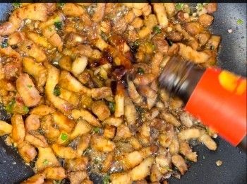 step5: 加入紹興酒、生抽、老抽、蠔油拌炒釋出香氣，加水至蓋過豬肉。Add shaoxing wine, light sauce, dark soy sauce and oyster sauce, stir until fragrant. Add water to barely cover the pork.