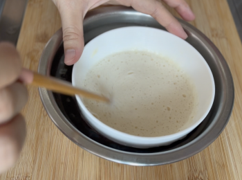 step1: 把約200毫升牛奶加進魚膠粉，攪拌均勻，準備一盆熱水，把裝有魚膠粉和牛奶碗放上，靜置5-10分鐘直至魚膠粉完全溶化，攪拌均勻