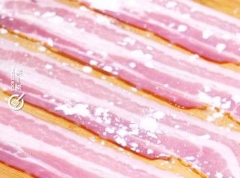 step1: 煙肉用廚紙輕壓印乾水份，灑上少許生粉
Pat dry bacon, sprinkle on corn starch.