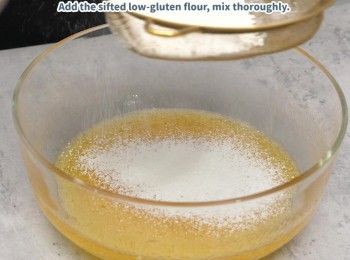 step3: 加入已過篩的麵粉拌勻
Sieve in low-gluten flour and mix thoroughly.