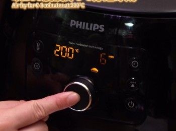 step15: 放入氣炸鍋以200度焗6-8分鐘即成
Air fry for 6-8 minutes at 200°C