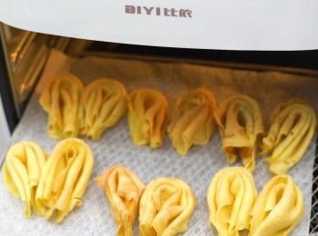 step11: 把心型蛋捲放入氣炸鍋，用120度氣炸7分鐘，放涼後即可享用
After rolling up all the egg rolls, put them in the air fryer, air fry at 120 degrees for 7 minutes. Let cool and enjoy.