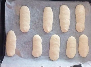 step5: 將蛋糊放入擠花袋內，剪一個小口。在鋪有烘焙紙的烤盤上，擠出長條形狀。再在上面灑上糖粉。放入已預熱170度C焗爐，焗約12-15分鐘至微微金黃色