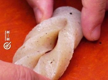 step4: 中間鎅一刀，將其中一端穿過中間，扭成麻花狀
Cut a slit in the middle. Put one side in the slit to make it like a spiral.