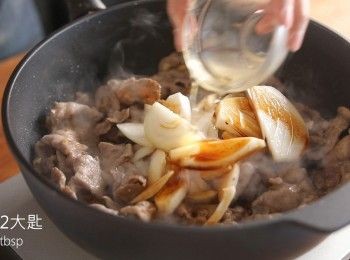 step2: 接著加入洋蔥與所有醬料拌炒並收汁。