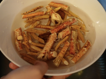 step1: 將五指毛桃、乾牛大力和蜜棗清洗乾淨，浸泡30分鐘以上，瀝水備用；洗淨腰果，浸泡15-30分鐘，瀝水備用