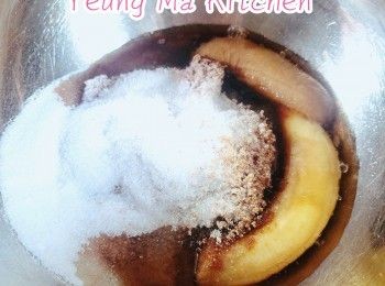 step1: 前一晚把熟透既香蕉去皮放入密實袋再急凍(我試過放多2-3天都可以)，用時提早一至兩小時取出解凍便可。如解凍時有香蕉汁液釋出可照保留用，而奶的份量便要略為減少，請自行執生判斷。香蕉和糖先放入攪拌盆中；低筋麵粉、泡打粉及梳打粉過篩備用。用電動打蛋器將香蕉和糖打至勻和。