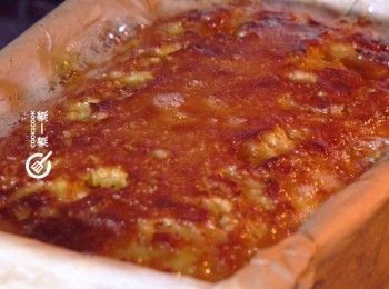 step7: 倒入焗爐模具，以180度焗45-60分鐘至表面金黃色
Turn mixture into a loaf tin. Bake for 45-60 minutes in a pre-heated oven at 180c