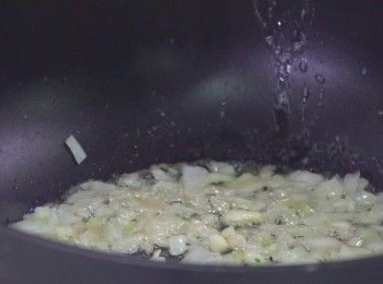step2: 先爆香洋蔥，再放入及蒜頭
Stir fry onion with olive oil until fragrant. Then add in garlic.