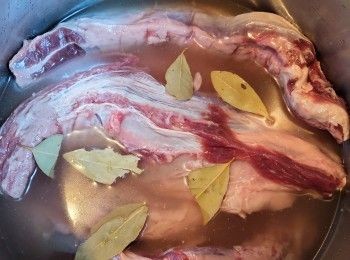 step2: 先用雞湯和清水加入月桂葉將牛腱煮約2小時至軟腍，我用高壓煲則煮約25分鐘。完成後的湯水要保留。