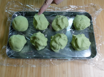 step3: 揉好的麵團包保鮮膜，防止水分蒸發，平均分8份