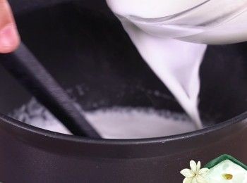 step5: 將餘的水與粟粉拌勻，慢慢拌入椰汁之內，煮至濃稠狀
Mix well corn starch and water leaved. Stir in coconut milk slowly. Cook until a little bit sticky.