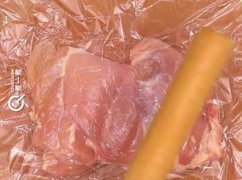 step2: 用麵粉檊拍扁
Flatten and thin it with a rolling pin.