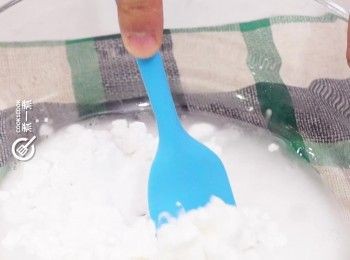 step2: 將暖水與生粉拌勻成粉漿
Mix well potato starch with warm water.
