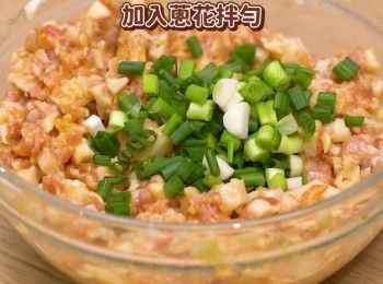 step6: 加入蔥花拌勻
Stir in chopped spring onion.