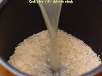 step1: 預先以上湯煮飯
Cook rice with chicken stock