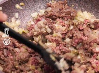 step4: 下免治牛肉炒勻
Add in minced beef and stir well.