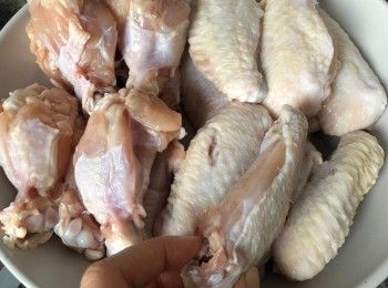 step2: 先將<a href="https://bit.ly/3zHU5V3" target="_blank" data-keyword="雞翼" class="guide-link"><strong>雞翼</strong></a> <span style="display:inline-block;vertical-align:middle;margin-top:-3px;color:initial;border-radius:3px;padding:2px 3px;font-size:12px;line-height:14px;background:#87d300;color:#fff;">即買</span> /雞下脾解凍，用廚房紙仔細抹乾、剪去多餘脂肪。