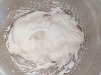 step1: 先用電動打蛋器打發蛋白，泡沫出現後加入糖，繼續打發至末端挺身