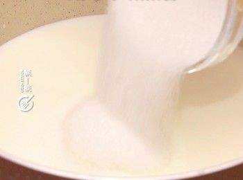 step3: 將牛奶、糖及魚膠片小火煮溶
Boil sugar and gelain sheet with milk over low heat until dissolved.