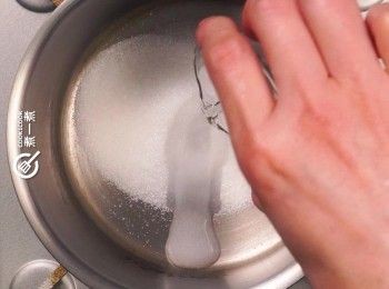 step1: 在鍋裡放入水和砂糖，拌勻開細火加熱
Mix water and sugar together in a pot, then stir and heat over low heat.