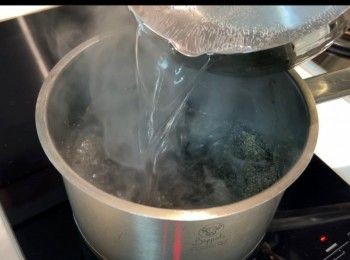 step3: 轉大火，撞入960毫升的滾水。