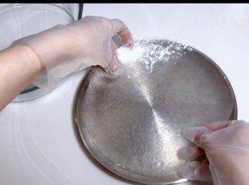 step10: 將越南米紙用暖水浸5秒。